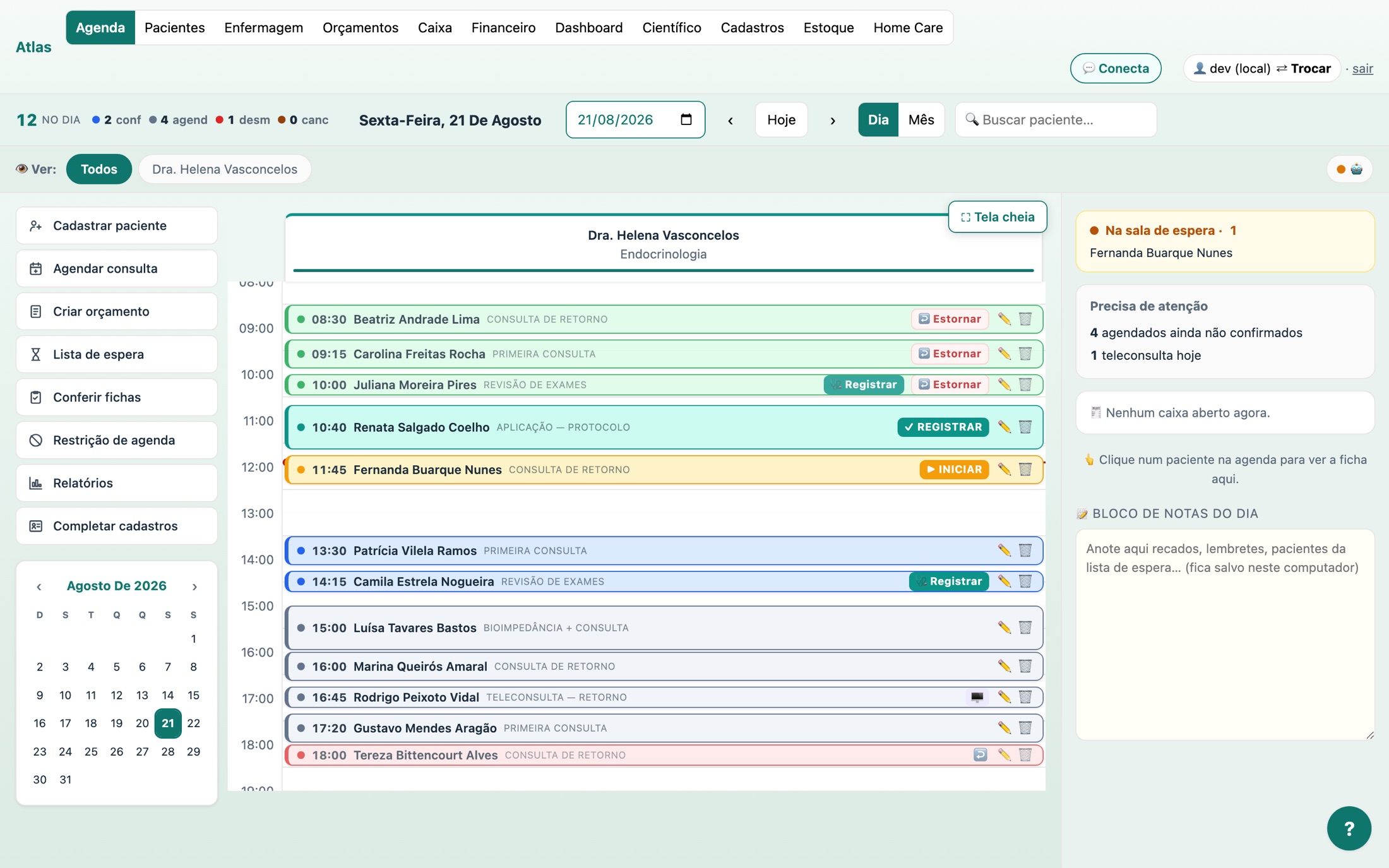 Tela da agenda do dia no módulo ATLAS: horários, nome do paciente, procedimento, situação de cada consulta e o painel lateral com a sala de espera.