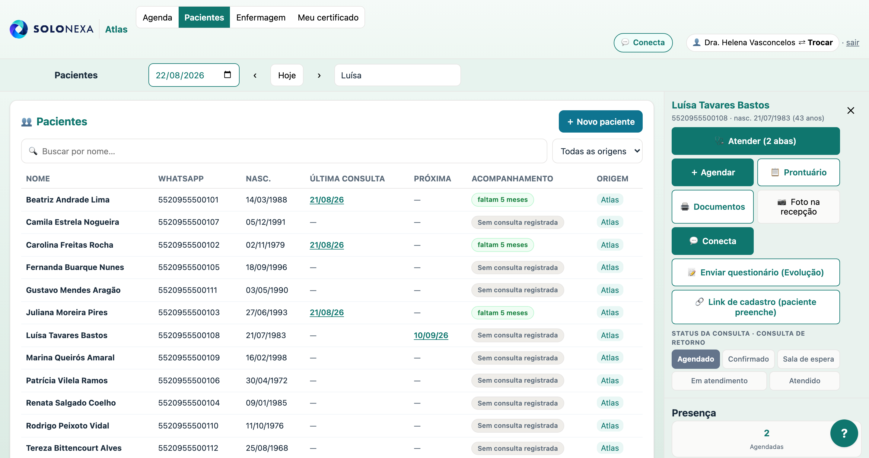 Tela de pacientes do módulo ATLAS: a lista com nome, WhatsApp, nascimento, última e próxima consulta e a sugestão de retorno de cada pessoa, e ao lado a ficha da paciente aberta com os botões de atender, agendar, prontuário, documentos e envio do questionário.