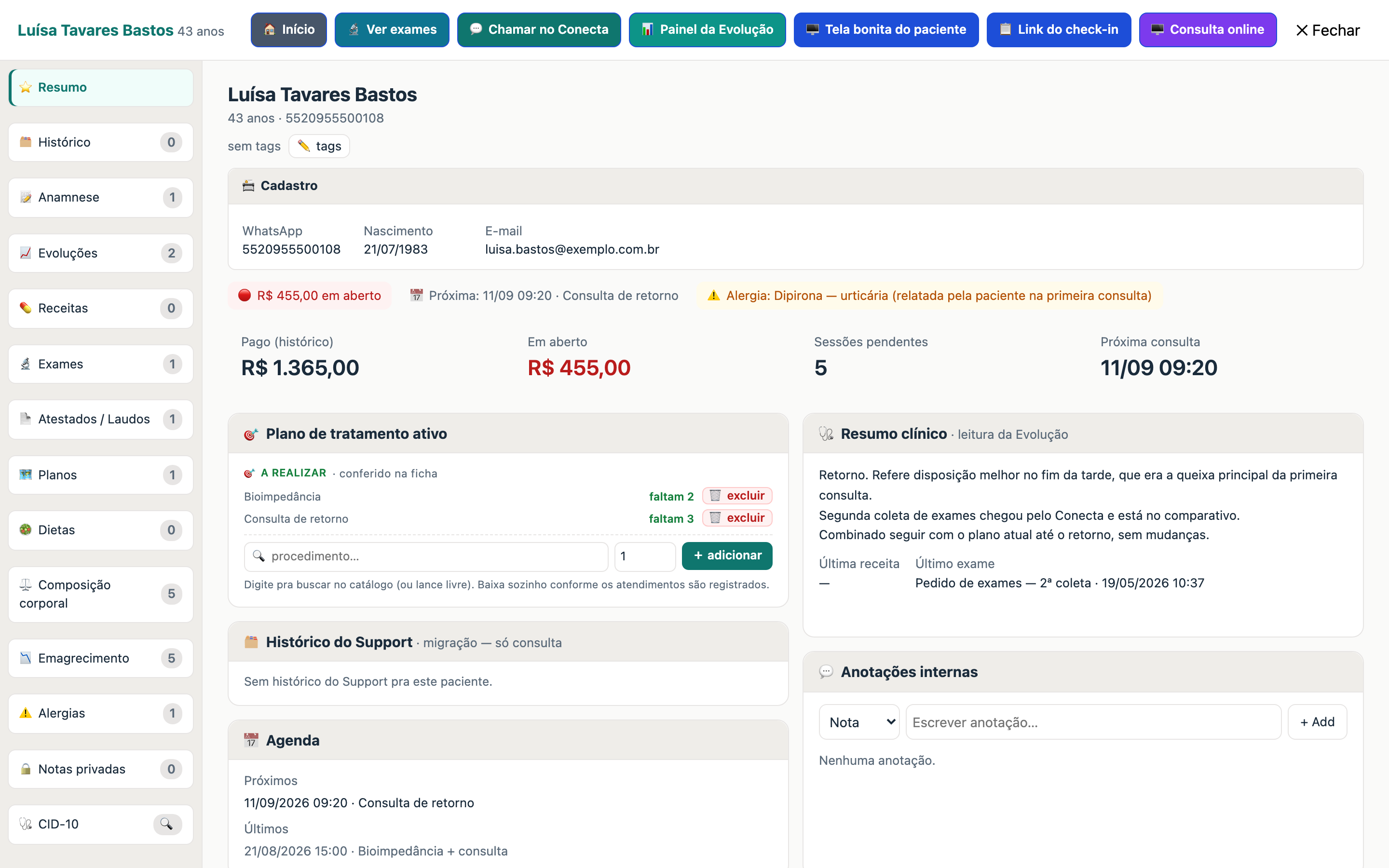 Prontuário aberto no módulo ATLAS: a coluna de seções à esquerda com quantos registros cada uma tem — anamnese, evoluções, receitas, exames, atestados, planos, alergias —, e ao lado o resumo da paciente com cadastro, quanto já foi pago e quanto está em aberto, o plano de tratamento com o que ainda falta realizar, a última evolução escrita e a agenda.
