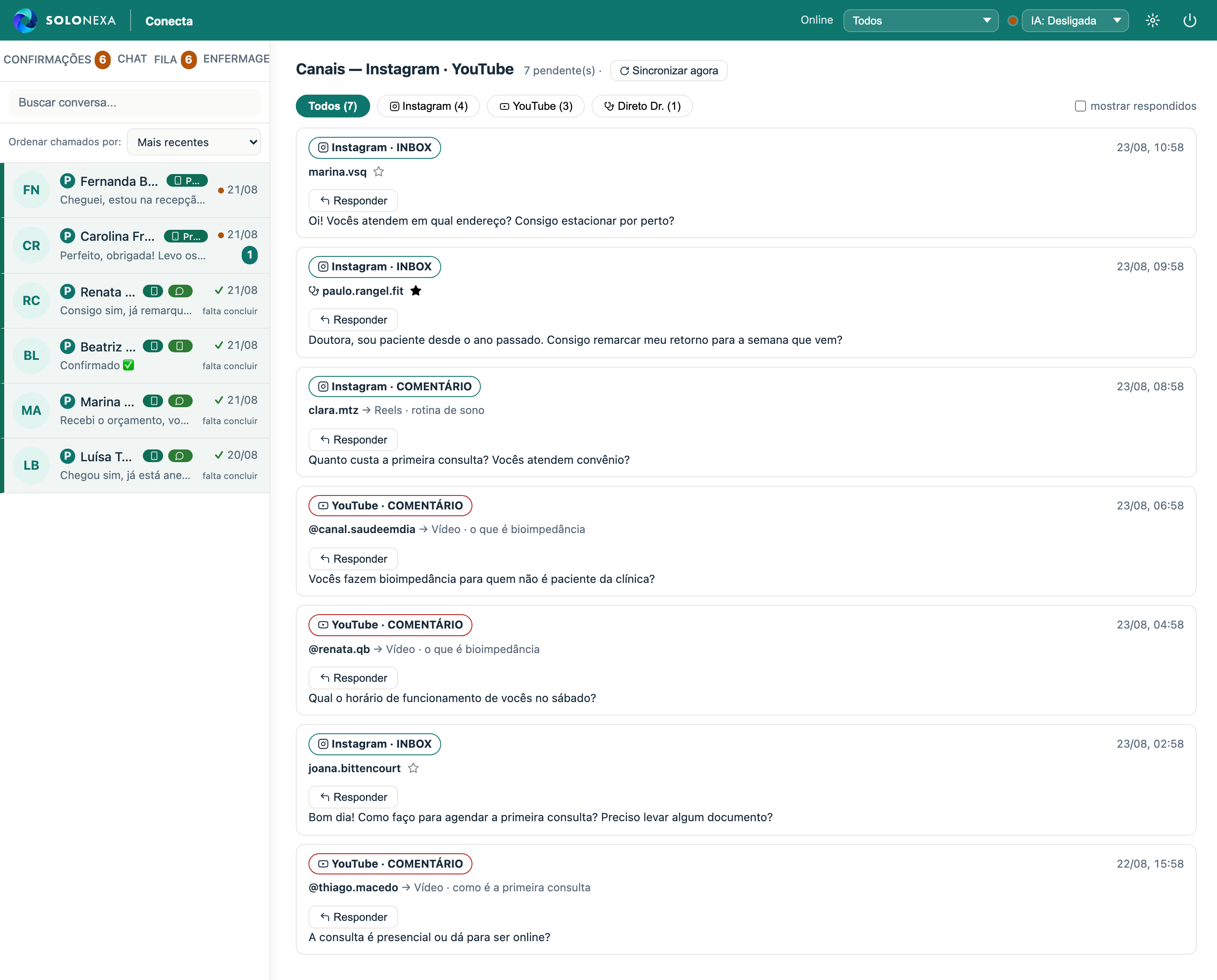 Tela de canais do módulo CONECTA: mensagens do Instagram e comentários do YouTube numa fila só, cada um com a etiqueta do canal e do tipo, filtros por canal e um filtro para o que vai direto ao médico, e o botão de responder em cada mensagem sem sair da ferramenta.