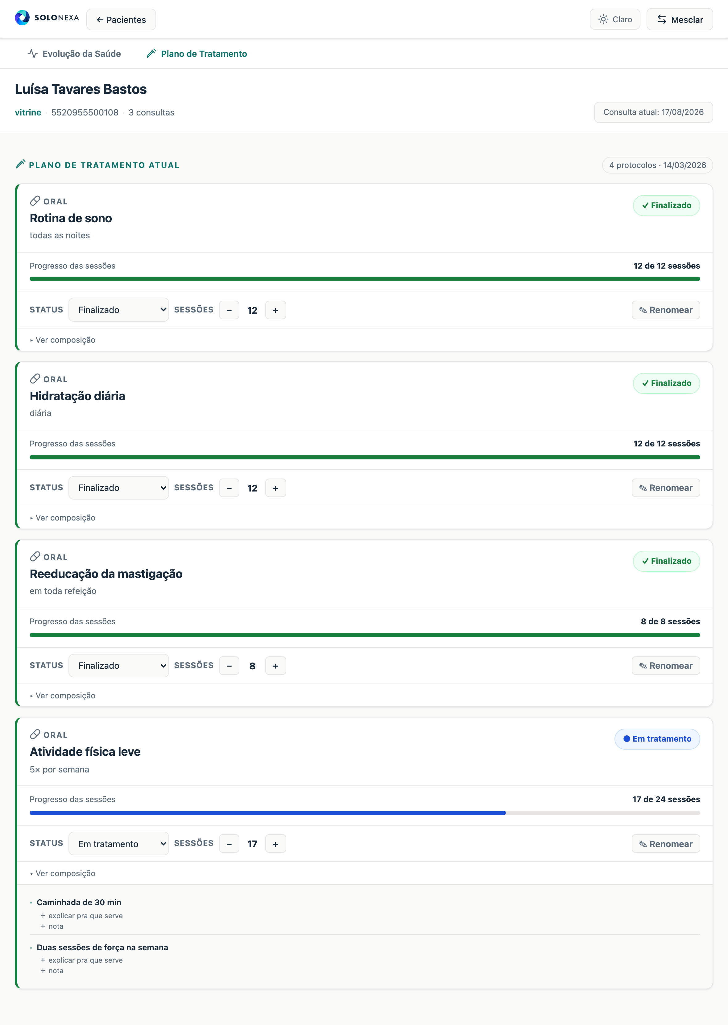 Aba de plano de tratamento no módulo EVOLUÇÃO: um cartão por protocolo com o nome, a frequência, a barra de progresso das sessões e o estado — três finalizados com a barra cheia e um em andamento com a barra pela metade, este último com a composição aberta mostrando o que o protocolo tem dentro.